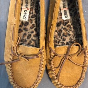 Minnetonka Fleece Lined Moccasins Size 8